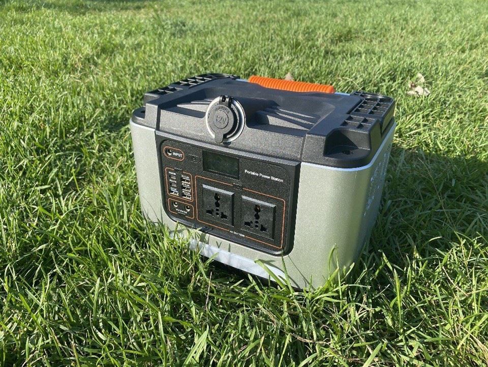 Taşınabilir elektrik istasyonu 700W